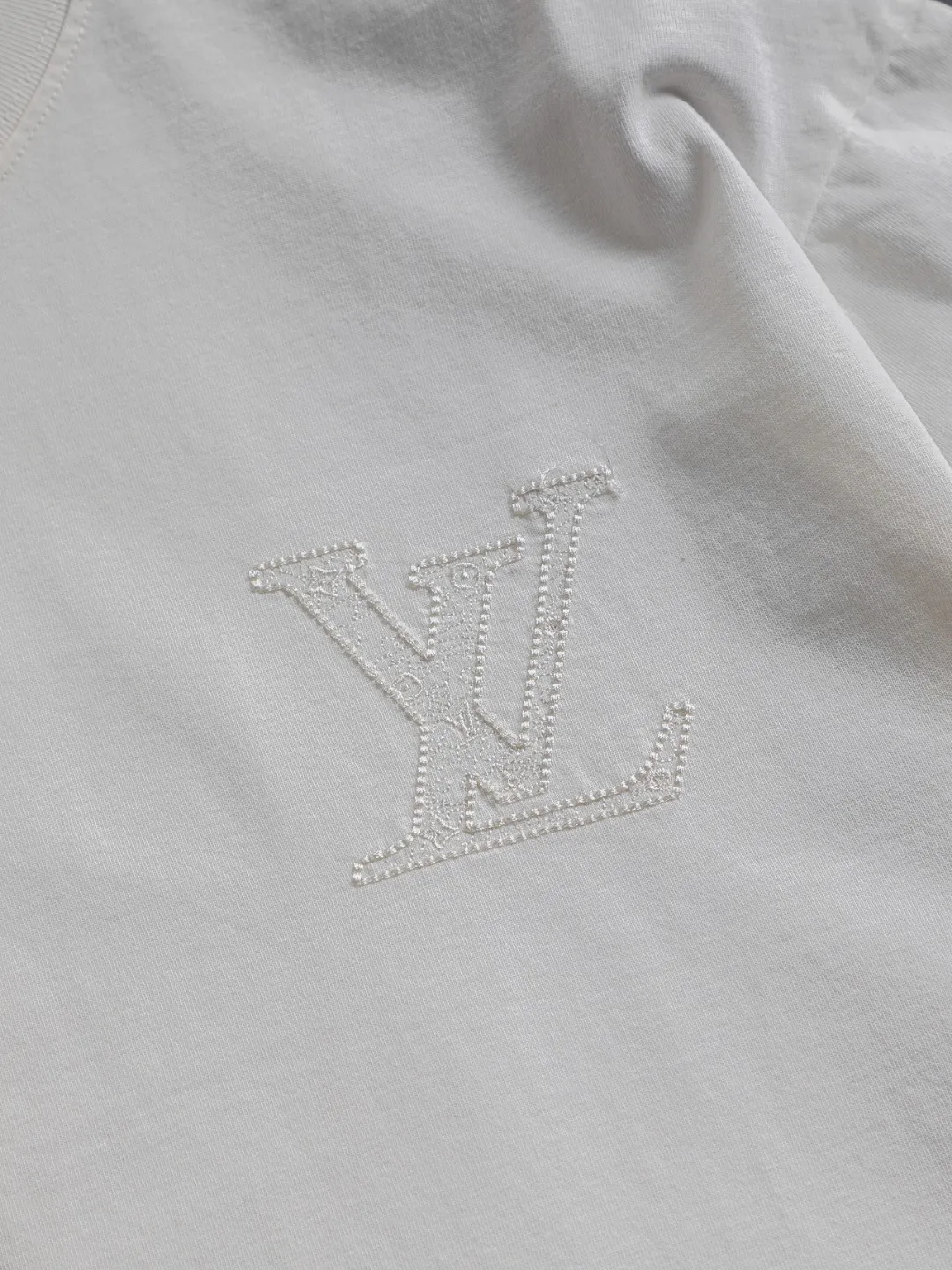 🅿️190 Louis Vuitton 1V LV slightly wide version S-XL 26SS LV new product counter catwalk style three-dimensional plain letter embroidery on the chest🪡logo large logo embroidery on the back🪡logo short-sleeved T-shirt, the same style for men and women! Short-sleeves are not the same as the general public, but must be unique and eye-catching. This LV short-sleeves is all about quality, comfort, consistent style, fashion, including fabrics and cutting techniques, all of which have been made with great effort! 320 grams of washed pure cotton fabric, pure cotton is breathable, very refreshing and comfortable for daily wear. The rib knitting on the neckline is smooth and tight, and the neckline will not be skewed if you toss it at will. The loose version, you will find that it looks really good on the upper body. The overall is minimalist and neat, super versatile for daily use! Pair it casually with a pair of pants for a youthful look. A T-shirt will make your outfit crazy. It is a fashionable item that can never go wrong! Color: Black White Rose Size: S-XL Size chart: S: Shoulder width 50-Bust 56-Length 70 M: Shoulder width 52-Bust 57-Length 72 L: Shoulder width 54-Bust 59-Length 74 XL: Shoulder width 56-Bust 62-Length 76